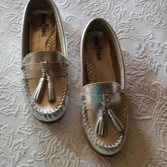Minnetonka silver metallic moccasin - Picture 2 of 5